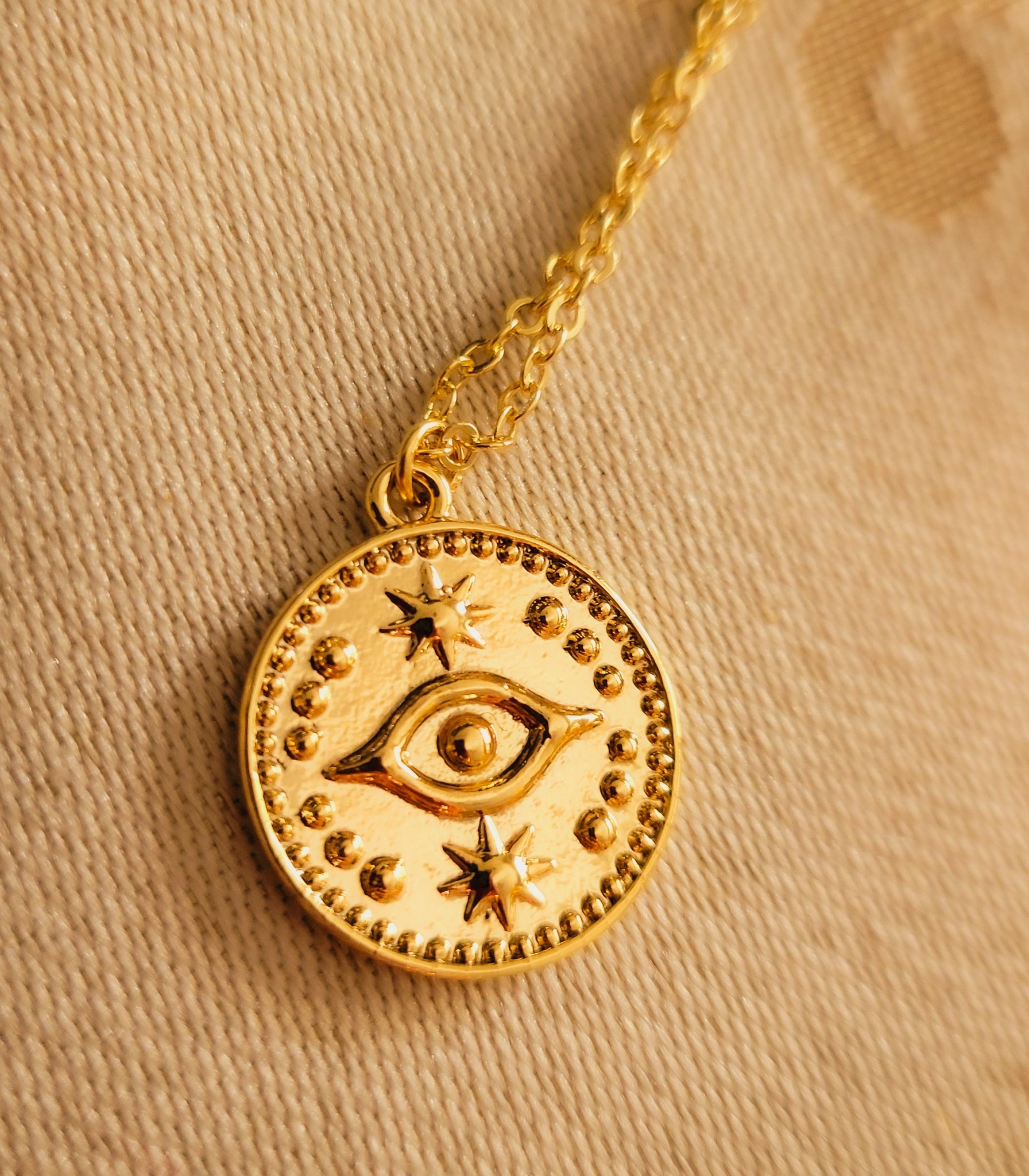 Magic eye pendant necklace